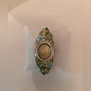 😊Fashion watch with crystals, quartz movement, stainless steel back, never worn